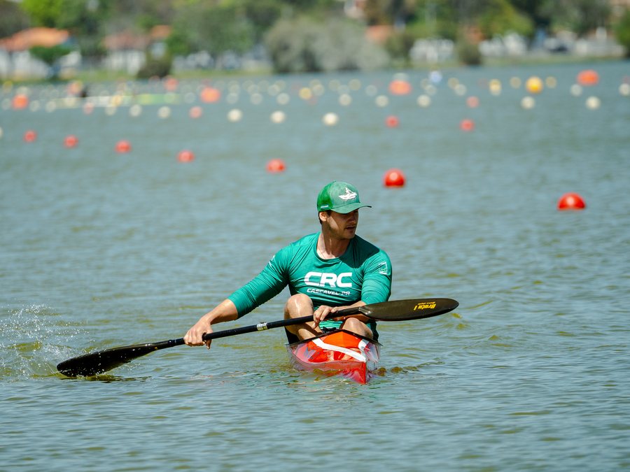 Atleta caxiense em competição de canoagem velocidade