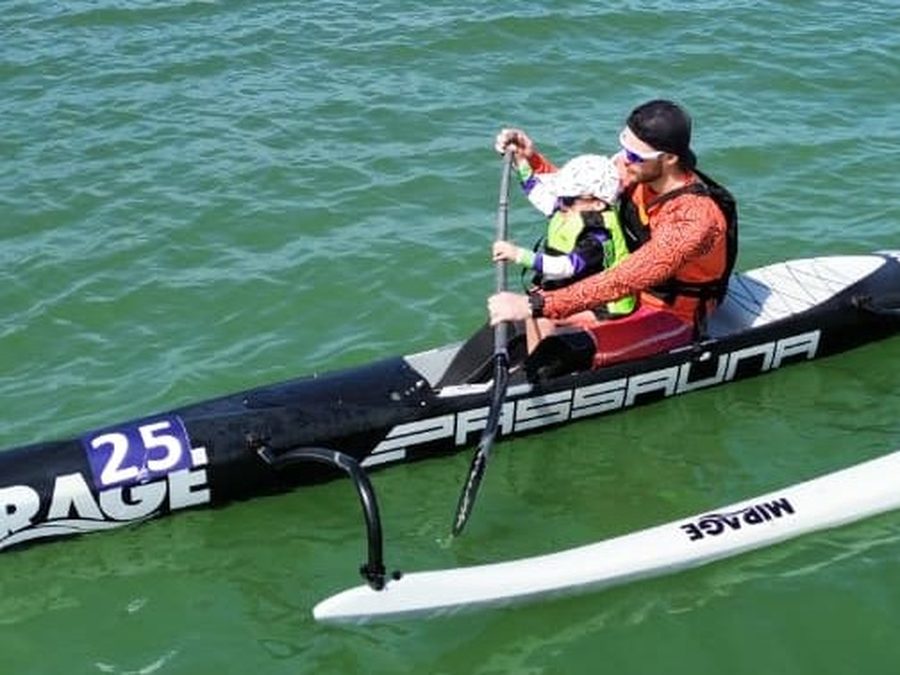 Atleta da ACEN competindo de OC1 em Bombinhas